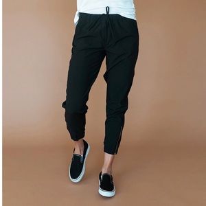 Albion jetsetters joggers in black - petite medium
